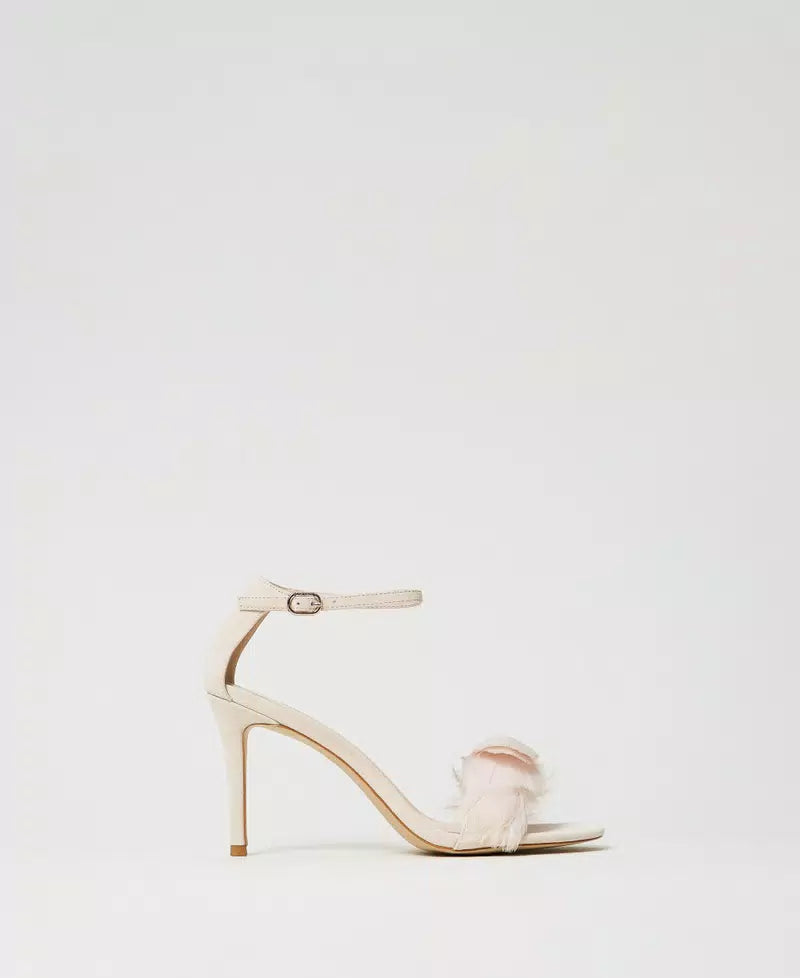 Leather sandals with feathers