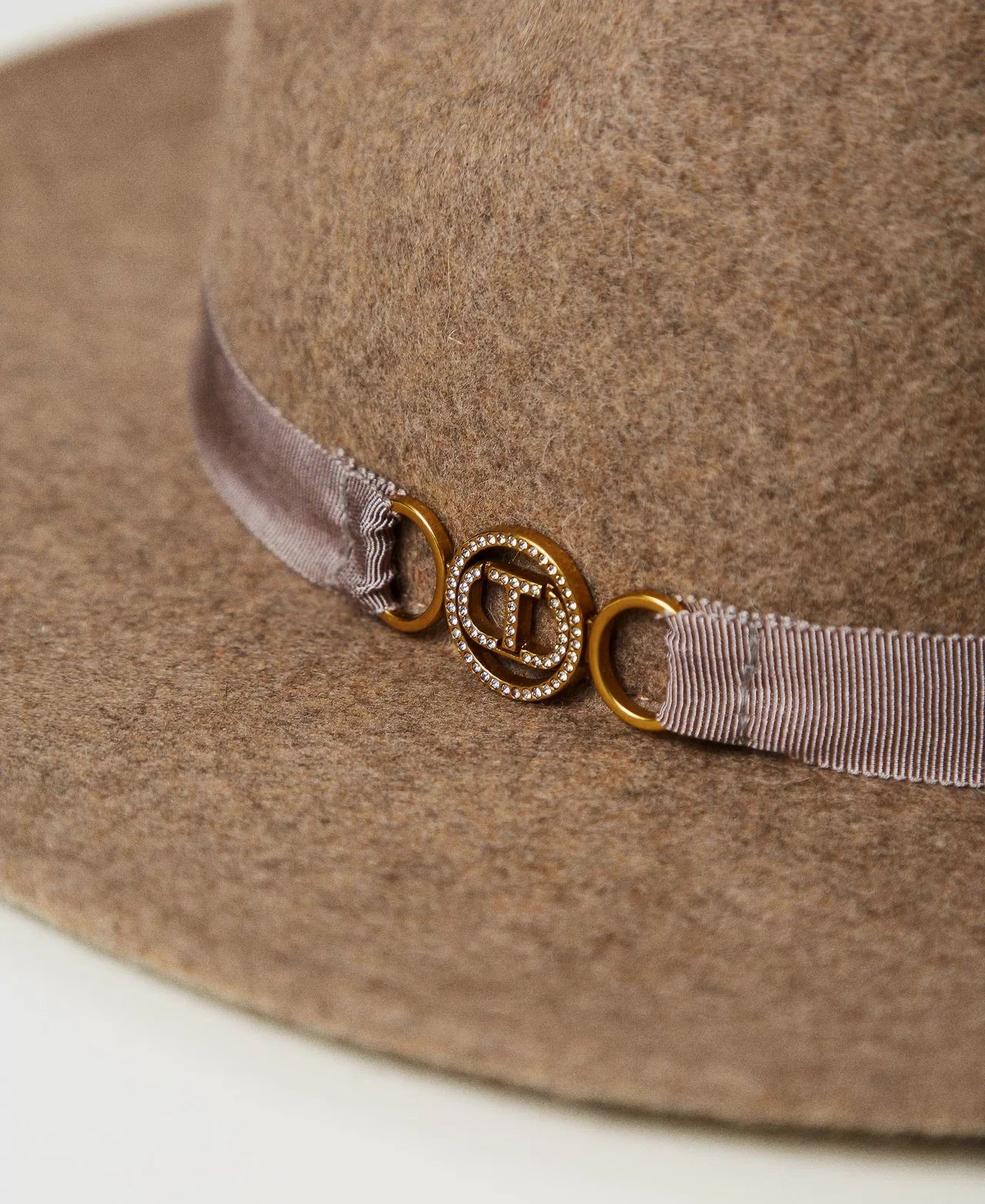 Wool cloth hat with Oval T