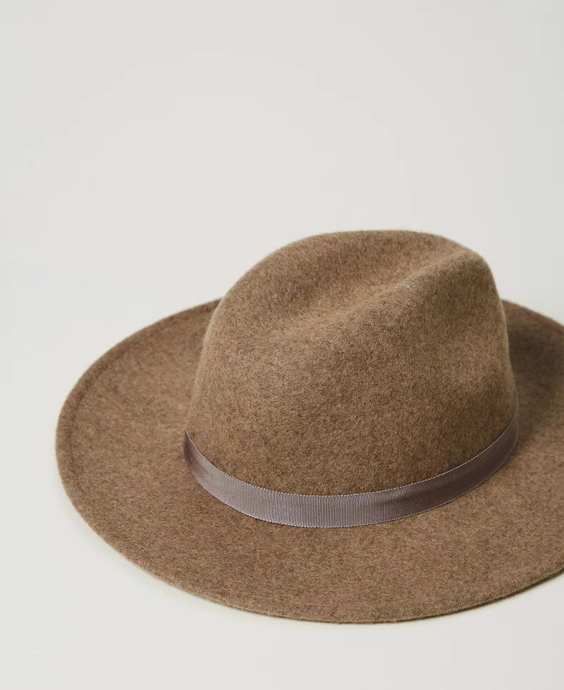 Wool cloth hat with Oval T